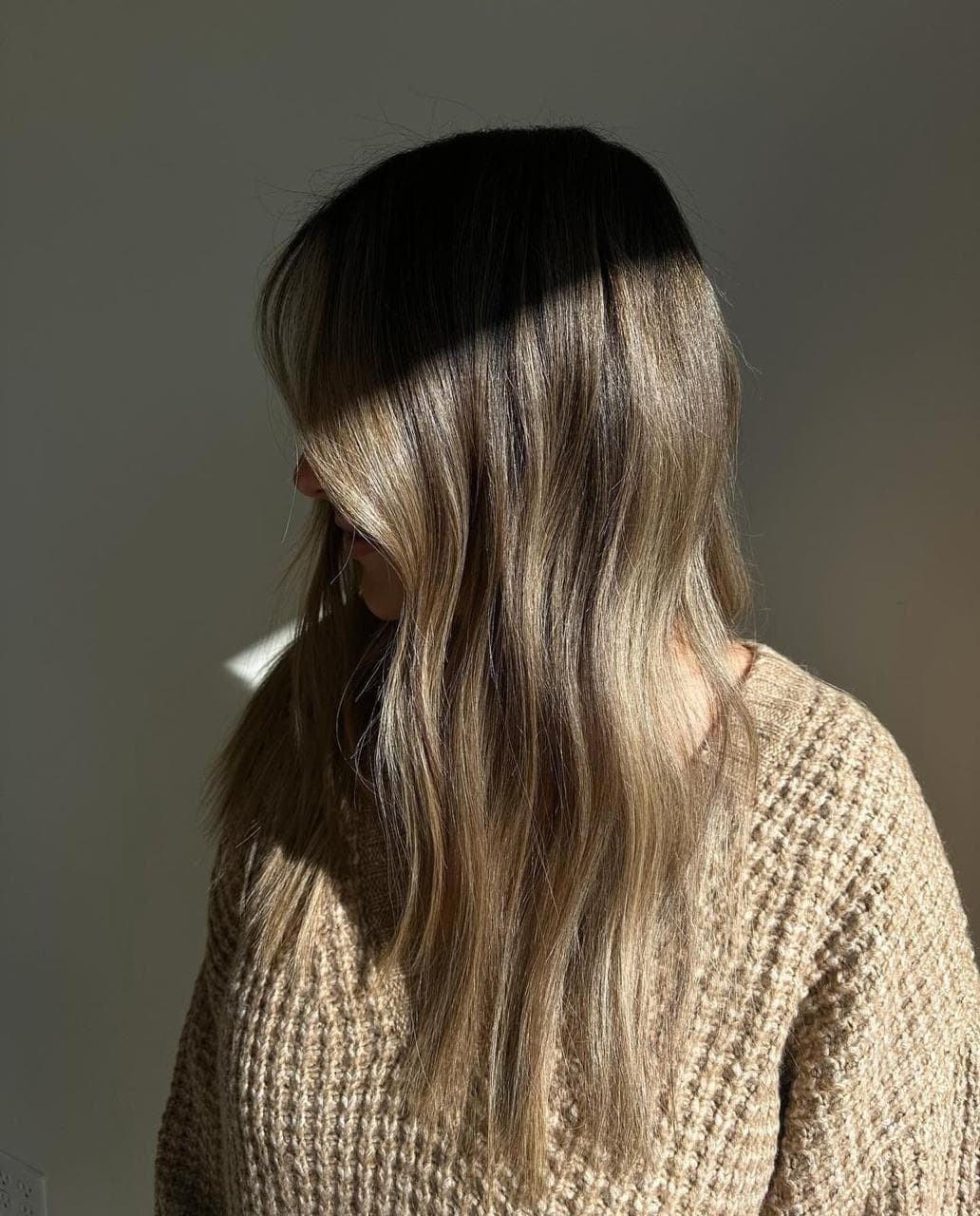 Elegant Blonde Balayage with Face-Framing Highlights