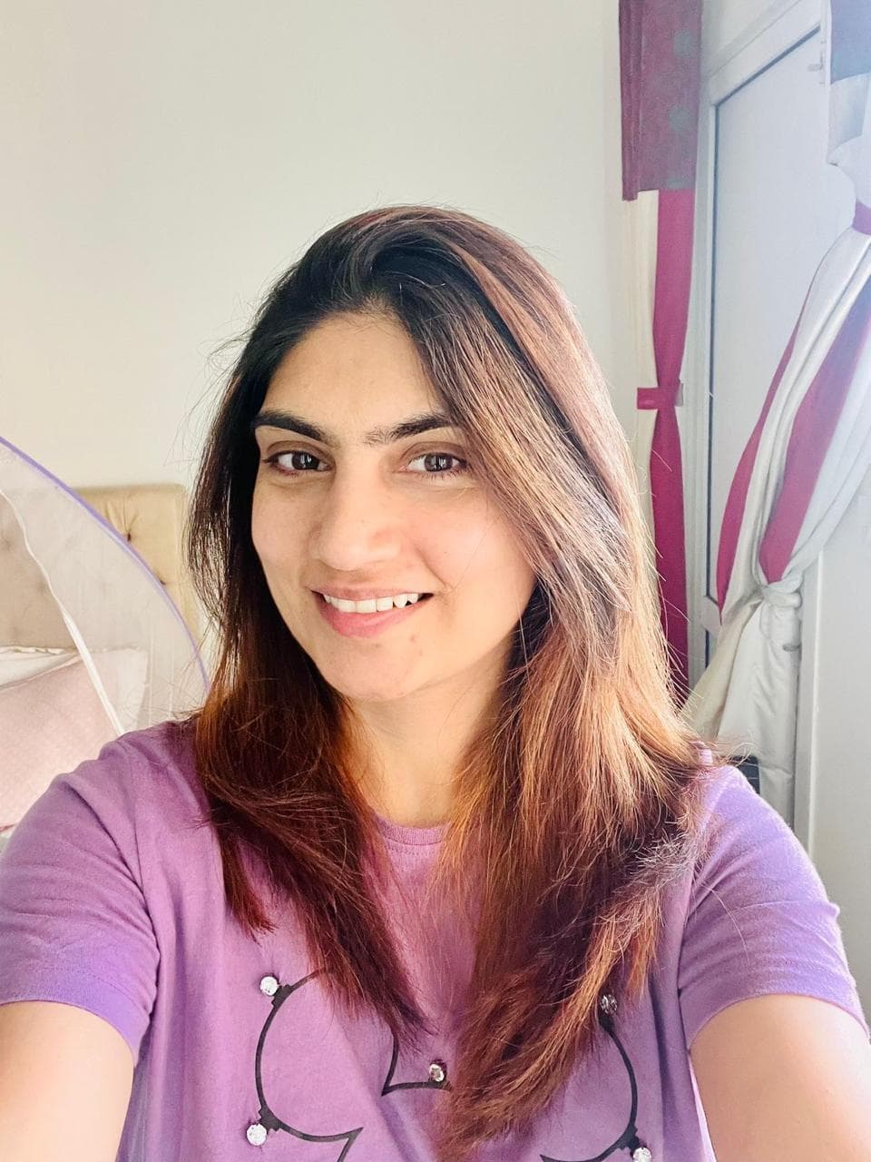 Layered Haircut with Golden Highlights and Natural Texture